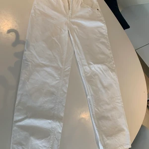 Säljer mina snygga Zara Jeans  - Mina vita Zara jeans till salu. Använda en gång. 