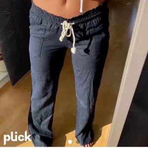 Roxy linnebyxor - Säljer dessa Roxy linnebyxorna!! Dem är slutsålda i nästan alla storlekar. Endast testade 1 gång så i nyskick, stl S. Möts upp eller fraktar!