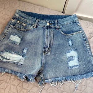 Shein jeansshorts (NY) - Helt oanvända jeansshorts med slitning.