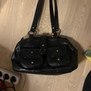 Väska - Säljer nu min favorit väska då jag vill köpa en mindre istället. 400kr + frakt 79kr (479kr totalt)