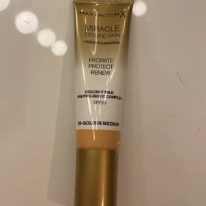 Max Factor X Foundation  - Max Factor X Miracle second skin hybrid foundation i shaden 06-Golden Medium. Öppnad men endast en pump för färgmatchning.