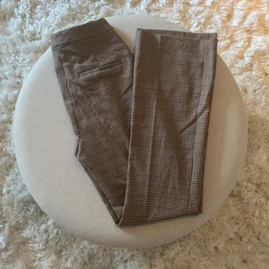 Kostymbyxor - Kostymbyxor i ett såå coolt mönster från zara. Knappats använda. Rak passform och strl xs men passar bäst på dig som har strl s (34) i byxor. En ficka bak på höger sida (bild ett). Högmidjade och långa. (Bild 3) 168 cm lång bär strl 34 i byxor, dock sitter dom lite stort i midjan. Bara att skriva för fler bilder! Kan mötas upp i sthlm eller frakta (kunden står för kostnaden). Pris kan diskuteras vid snabb affär💕