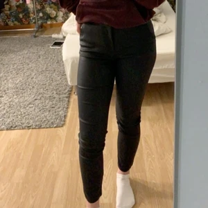 Vero Moda skinnbyxor - Skinnbyxor i ett bra skick, väldigt sköna! Säljer pågrund av att det nu är för små💕 nypris 300kr men säljer för 200kr då det inte är något fel på dem! köparen står för frakten