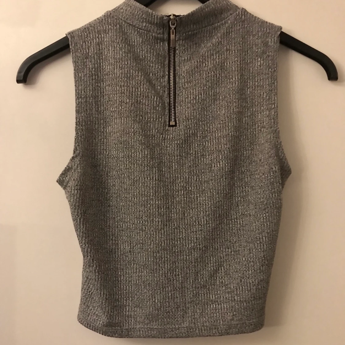 Grått linne med dragkedja  - 90