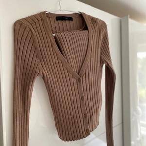 Beige SET💖 - Säljer oanvänd set med tröja och kjol med slits köpt båda för 699kr säljs nu för 200kr tillsammans❤️