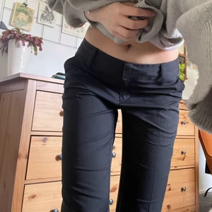 Lågmidjade kostymbyxor  - Högsta bud 200kr!! Superfina lågmidjade kostymbyxor köpta secondhand! De är 32/30 och lite insydda i midjan så skulle säga stl S/M 🌟💕