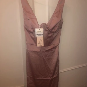 Klänning  - Aldrig använd! Lavendel färgad