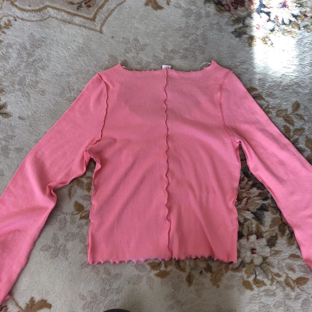 Riktigt fin rosa tröja jag säljer eftersom att jag råka köp den två gånger. Använd bara en gång, inga fel på den. Från Monki och den är nu slutsåld. Riktigt bekväm. Passar mig som är 1.70 och vanligtvis har S/M.. Toppar.