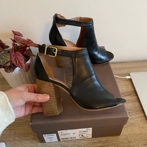 Klackskor  - Oanvända klackskor. äkta skin, storlek 36 NYTT pris 1000kr så halva priset 