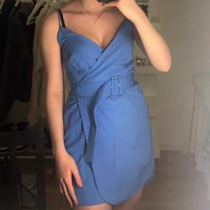Blå klänning ifrån zara, endast använd en gång och i super fint skick❤️