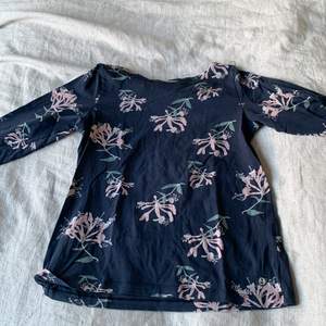 En jätte fin tröja från Emma och Malena. Har tyvär blivit för liten. Perfekt till sommarn. Köparen står för frakt