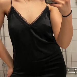 Enkel satin klänning!  - Satin klänning i storlek XS/ S! Endast använd en gång. 💞