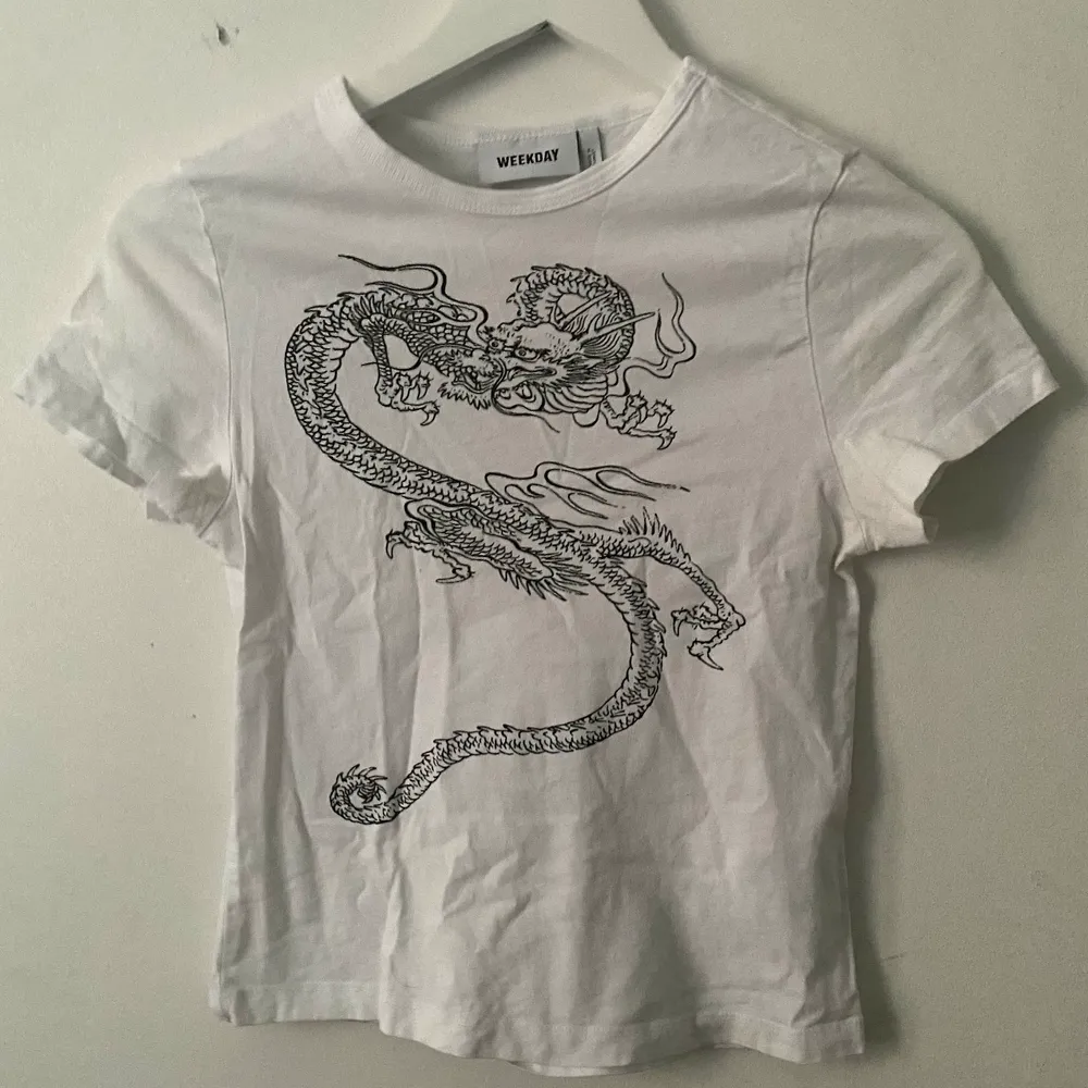 Säljer denna fina t-shirten från Weekday💕              Den passar bra med allt möjligt och har inga defekter. Skriv för intresse eller frågor 💕💕. T-shirts.