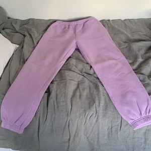 Ginatrico mjukisbyxor - Säljer min mjukis från ginatrico som har ingen användning längre. Skulle säga att byxorna passar xs-m.