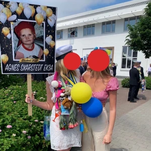 Studentklänning - Säljer min fina studentklänning som endast är använd vid utspringet & därav i jättefint skick!! 🖤 Tyvärr har jag inte jättemycket bilder direkt på klänningen, men kan skicka fler vid intresse i chatten. (Se bild 3 för bild på själva spetsen) 🥰