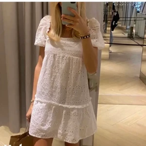 vit klänning - en vit klänning från hm som inte kommer till användning💞💞 första bilden är lånad