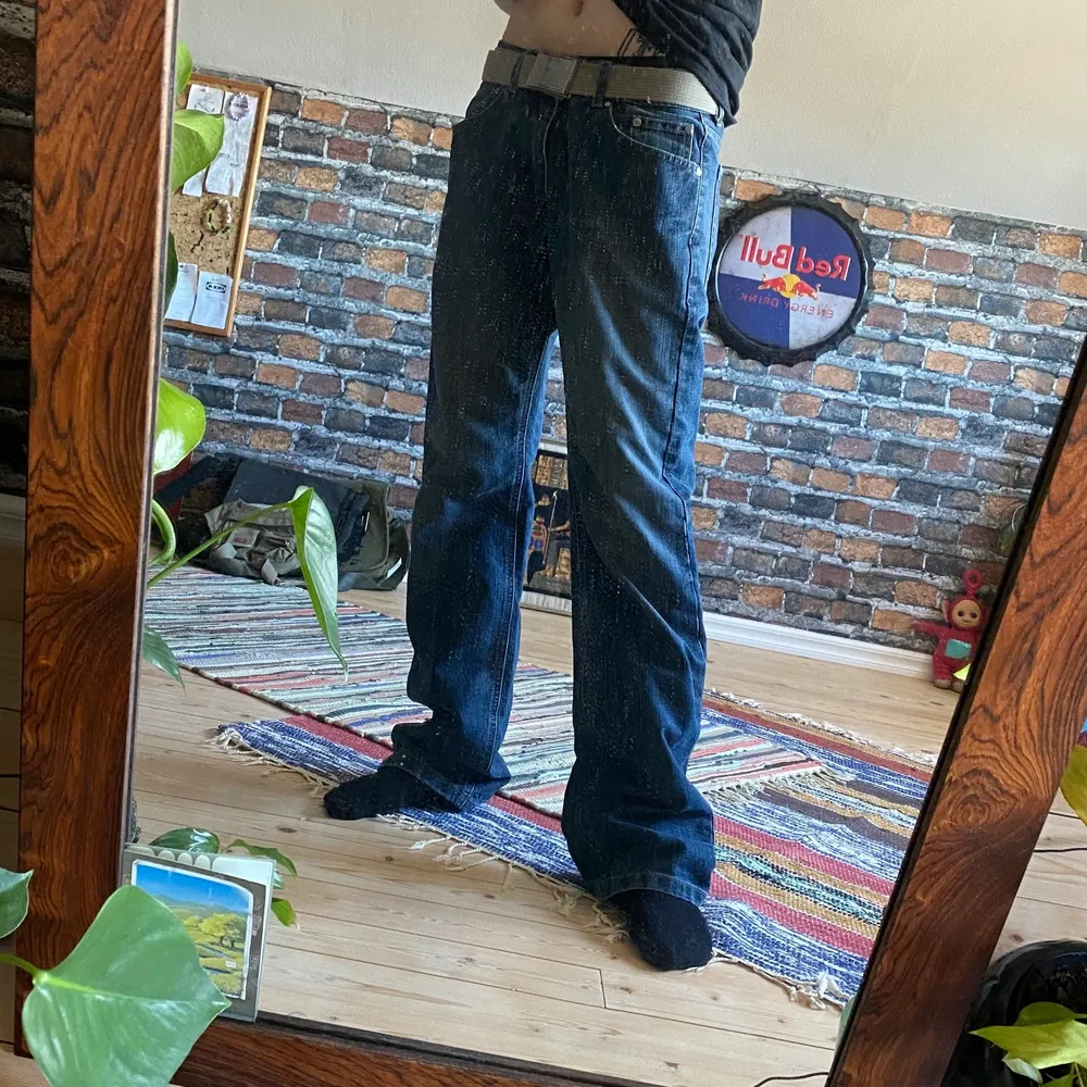 Kansas dark blue jeans från dressman. Skit snygga och i fint skick. Sköna och stilrena. Funkar på mig med skärp som annars har storlek 28-30 i midja. För mått eller fler bilder kontakta mig!!. Jeans & Byxor.