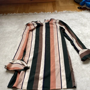 Klänning  - Shine kläddning som är randig super fin kommer med band runt midjan som man knyter ihop till en roset 