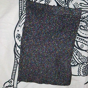 Rubbad glitter kjol Bikbok  - Pennmodell i midjan, multifärgad glitter och svart ribbstickad stretchig. Nyskick endast en gång använd. Bilderna gör verkligen inte glitter färgerna rättvisa