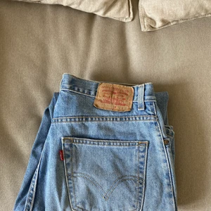 Blå levis  - Perfekt blå färg. Modell 550 relaxed fit. Fint skick och inget att anmärka på!