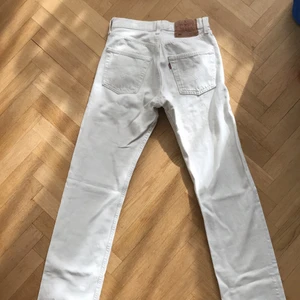 Levis 501 - Vita vintage Levis 501 som tyvärr blivit för små för mig. Storlek 27/32 men skulle säga att de passar någon med 25/26 i midjan. Längden är superbra till mig som är 175cm lång. Inga fläckar eller liknande. 