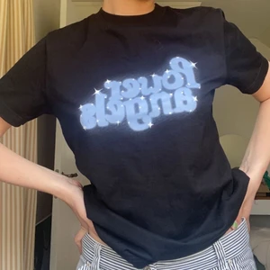 Ganni t-shirt - Superfin t-shirt från Ganni i jättebra skick.