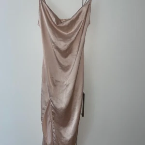 Champagne Siden klänning - ”Siden” klänning i färgen champagne. Klänningen går en bit över knäna och har en slit på sidan. Från pretty little thing. Storlek 36💕