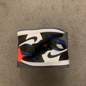 Air Jordan 1 High ”Royal Toe” - Höga ettor i dunderskick, använda max 5 gånger. I princip nyskick förutom ytterst lite creasing märken och smuts på sulorna. Allt og med orderbekräftelse från soldout 