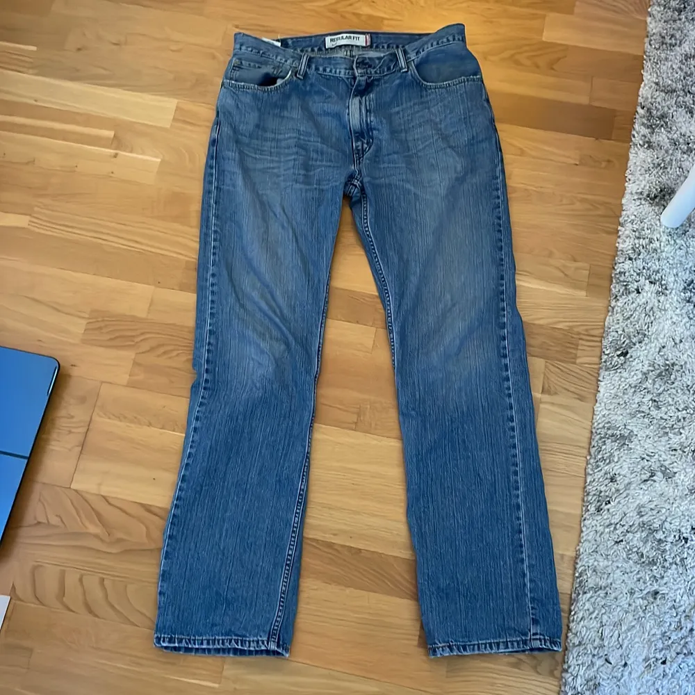 Säljer mina Levis 505 36W 34L pga att de blivit för korta för mig, är 202cm lång och de är ungefär 5cm för korta.. Jeans & Byxor.