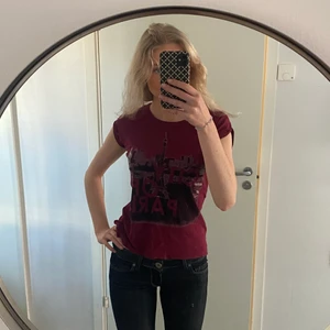 Vin röd topp - Säljer denna skit coola t-shirt från Kappahl 😍 är i storlek 154/162 men passar mig som har S🤗