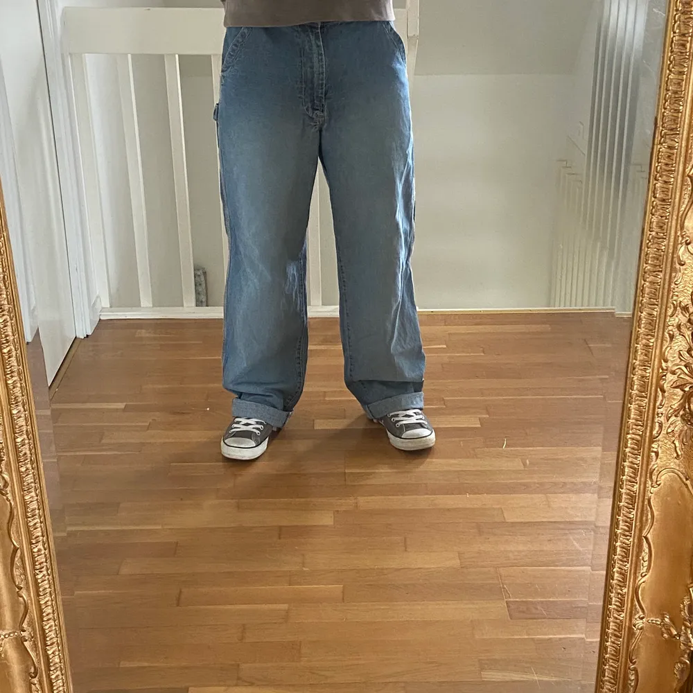 Super baggy jeans! Väldigt ovanliga och originella. Jag är 180 och dom är lite för långa för mig. Storlek 34. Vintage vida jeans. Jeans & Byxor.