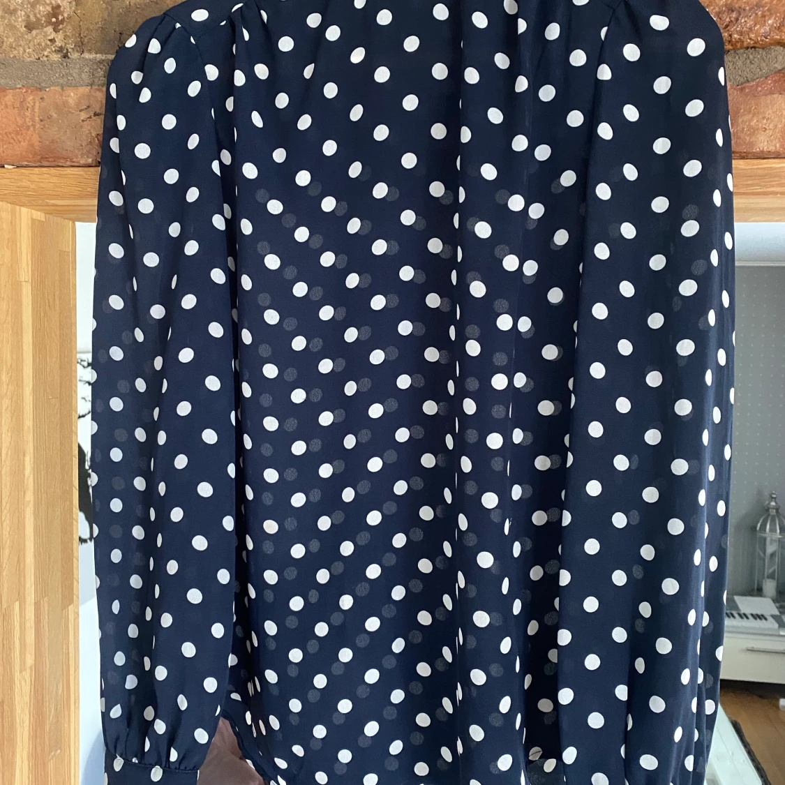 Blus blå med vita prickar,stl:36