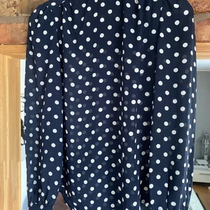 Blus blå med vita prickar,stl:36 - Blå blus med vita prickar,stl:36,köpt i London på Primark.Köparen betalar frakten.