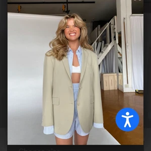 Foreever Blazer Greige - INTRESSEKOLL❣️ byter helst till M, använd vid fåtal tillfällen men som helt ny i skick! Vill byta till en större storlek. Kan tänkas sälja den 