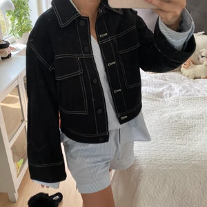Jeansjacka med vita sömmar - Säljer denna jacka med vida armar. Snyggare när man inte har pyjamas under👍 