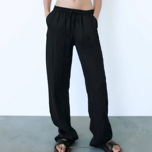 Svarta linnebyxor! - Jättesnygga och sköna svarta linnebyxor från Zara i storlek M. Aldrig använda med prislapp kvar, säljer då jag anser att de är på gränsen för kort för mig som är 174. Priset är 360kr + frakt 🚚❤️