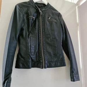 Skinnjacka Oanvänd  - Säljer min helt ny skinnjacka för 299 kr. Säljs pga fel storlek. Den är jättefin och passar perfekt till våren och sommaren. Strl 36 s. Vid snabb affär kan priset diskuteras, Skriv om du vill ha fler bilder eller undrar något 🤍