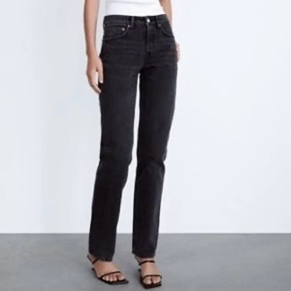 Säljer dessa populära Zara Jeans straight. Inköpta i december, använda 1 gång, dvs väldigt fint skick. . Jeans & Byxor.