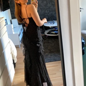 Balklänning - Säljer min super fina balklänning då jag köpte två storlekar. Den är helt oanvänd, endast testad med lappar kvar. Köpt för ca 800kr. Är 34 men passar absolut en 36🥳💛