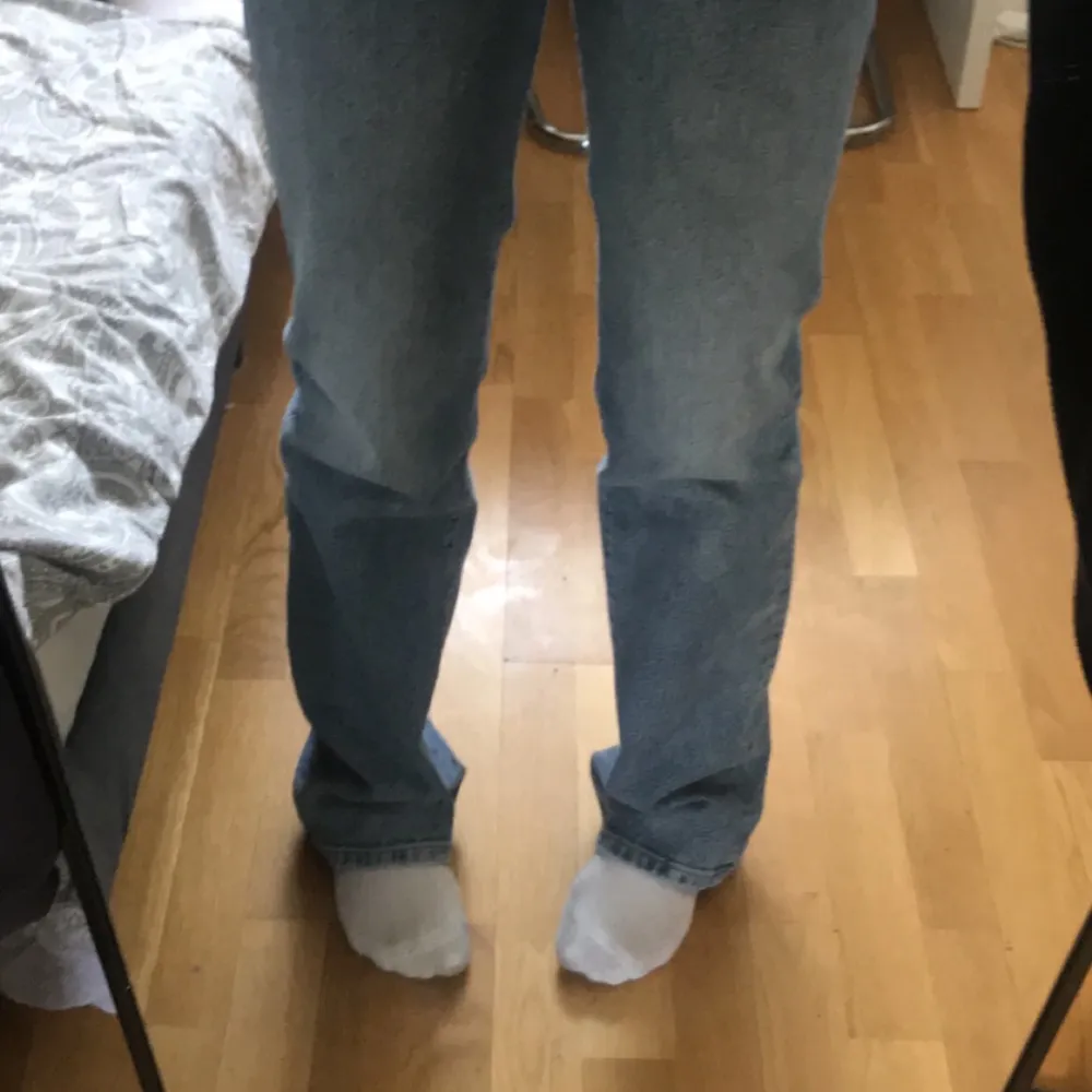 Säljer mina straight jeans, supersköna men de har blivit för små 💕 Köpta för 600 säljer för 300💗. Jeans & Byxor.