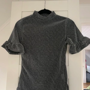 Topp - Superfin silver meshtopp med små volanger på ärmarna och kort krage vid halsen! Vet tyvärr inte vart den är ifrån då den är gammal, den är i nyskick, passar storlek 34-36 💙