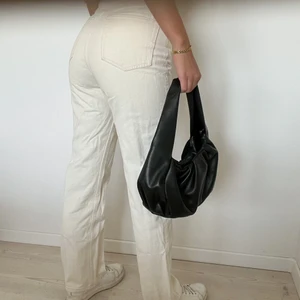 Weekday Jeans - Weekday jeans i modellen ”Rowe Extra High Straight Jeans” i storlek W25 L32 (nypris 500 kr). Den perfekta ljusbeiga färgen på jeans i en rak modell men jeansen har tyvärr blivit för tighta för mig så jag hoppas de hittar en ny ägare ☺️ Jag är ca 170 cm (se första bild) och längden är perfekt i min smak 👌🏼 Kan både frakta (även spårbart) och mötas upp i Göteborg!