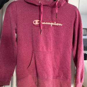 En rosa champion hoodie som är i nyskick 