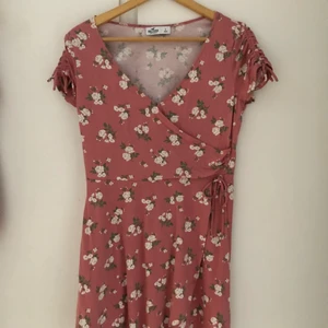 Hollister klänning  - Hollister klänning stl L men liten som M , anv få tal ggr