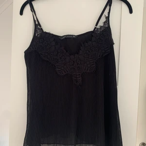 Linne - Jättegulligt linne från Zara med justerbara axelband  som både är superfint att ha över en vit T-shirt eller bara som det är! Knappt använt och i fint skick! Storlek XS men passar XS-M skulle jag säga 💙