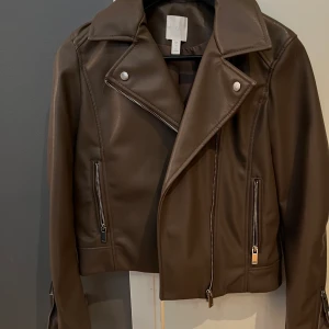 Grå beige skinn jacka från HM - Säljer en fin beige/grå skinn jacka från H&M, nypris 499