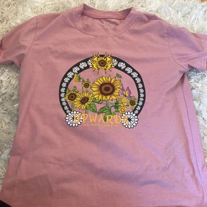 T-shirt  - Supersöt sommar T-shirt använd ca 5 gånger😊