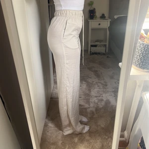 Linne/silkes byxor  - Detta är jättefina silkesbyxor som passar någon som är 162-172cm. Jätte fina till sommarn och man kan både ha dom högmidjad men också vika ner och ha dom låg midjat💕