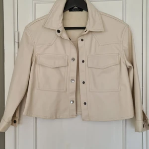 Croppad jacka i fejkskinn - Köpt på Bershka i London, använd en gång. Storlek xs