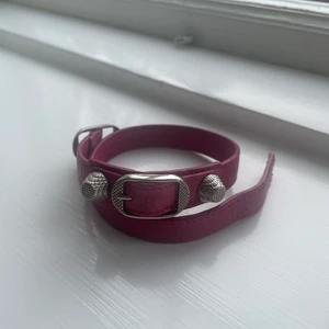 Balenciaga armband  - Vintage balenciaga armband som är köpt på vestaire collecitve. vädligt bra skick därav priset. Köparen står för frakt. Originalpris: 1800kr. Pris kan diskuteras!!!